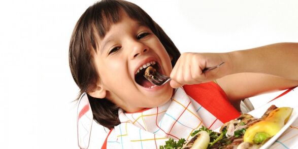 बच्चा अग्नाशयशोथ वाले आहार पर सब्जियां खाता है