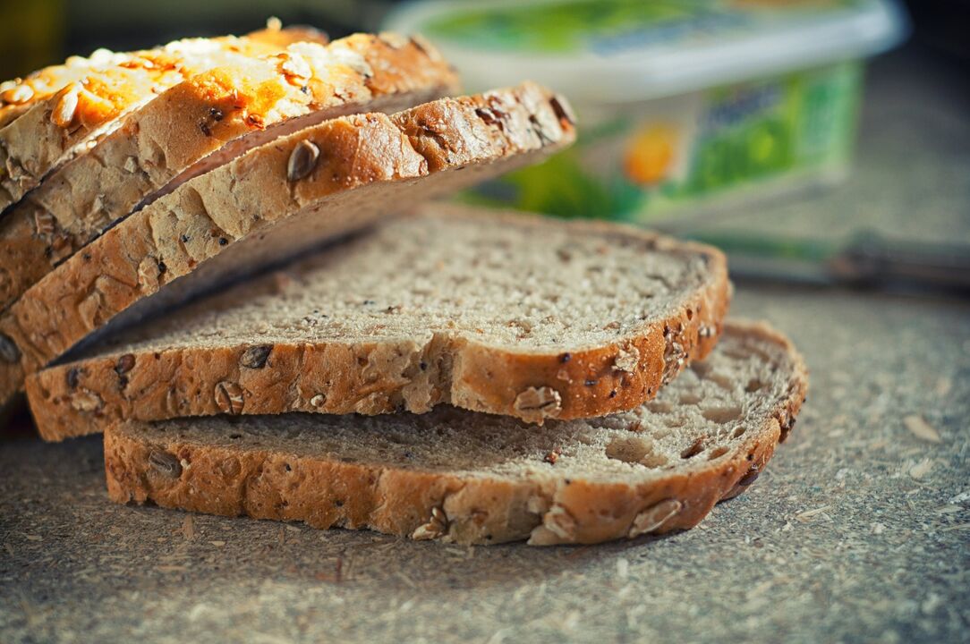 ब्लड ग्रुप 4 के लिए आहार आपको अपने आहार में साबुत अनाज की ब्रेड शामिल करने की अनुमति देता है।
